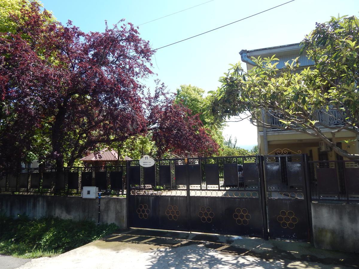 Guest House On Angisa Batumi Esterno foto